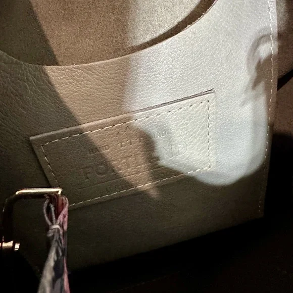 Portland Leather Nimbus medium crossbody with dragonfly and extra floral strap - Picture 6 of 7